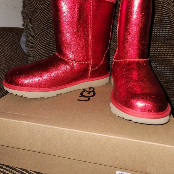 Red uggs - Picture 3 of 3
